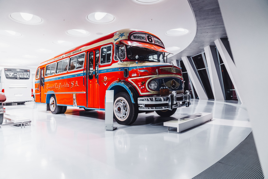 El_colectivo_La_Perlita_en_el_Museo_Mercedes-Benz_de_Stuttgart._Foto_2.jpg