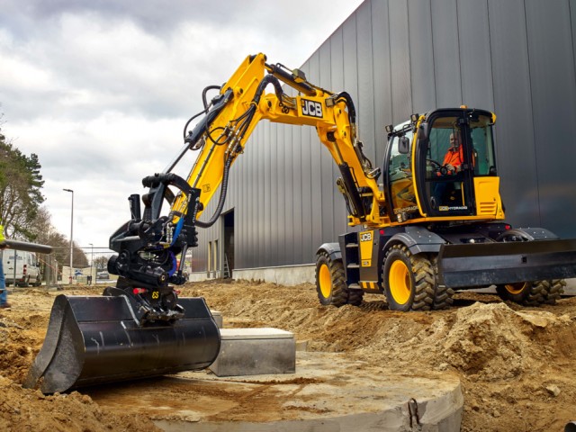 19._Excavadora_sobre_neumaticos_JCB_Hydradig_110W