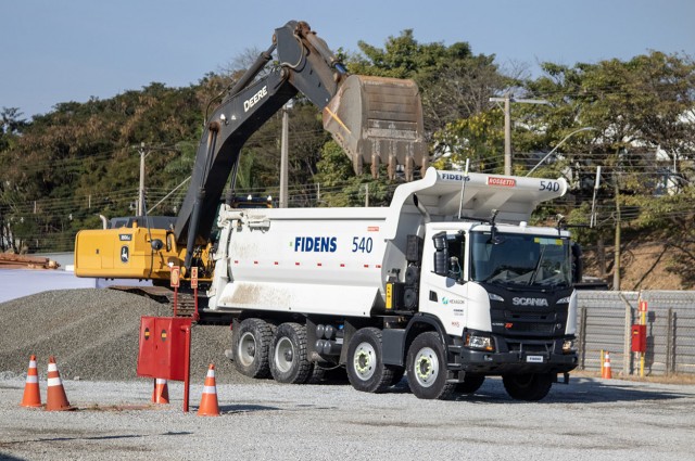 Scania, Fidens y Hexagon presentan el primer camión 8x4 teleoperado en Brasil