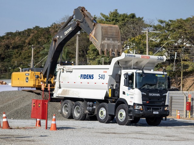 Scania, Fidens y Hexagon presentan el primer camión 8x4 teleoperado en Brasil