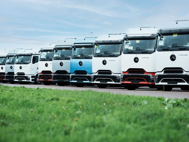 Mercedes-Benz Trucks entrega el primer eActros 600 de serie a clientes en Alemania