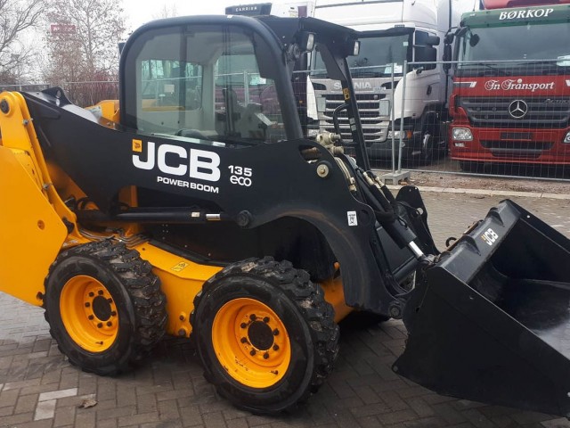 9._Minicargador_JCB_modelo_135