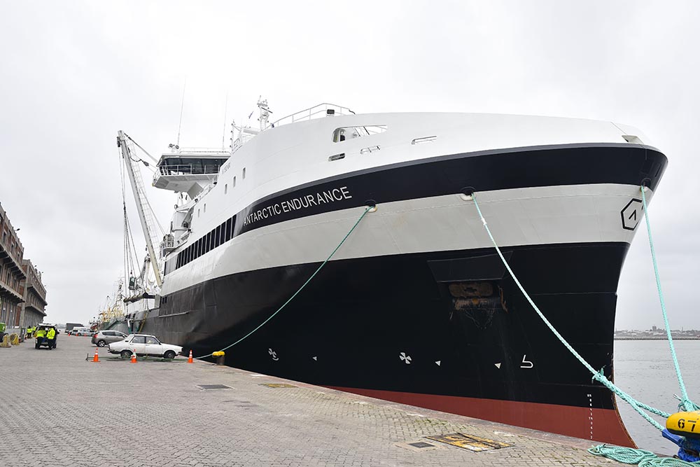 Moderno buque de la empresa Aker BioMarine desembarca en el puerto de Montevideo