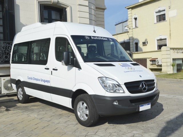 Mercedes-Benz entregó un Minibus Sprinter al Comité Olímpico Uruguayo