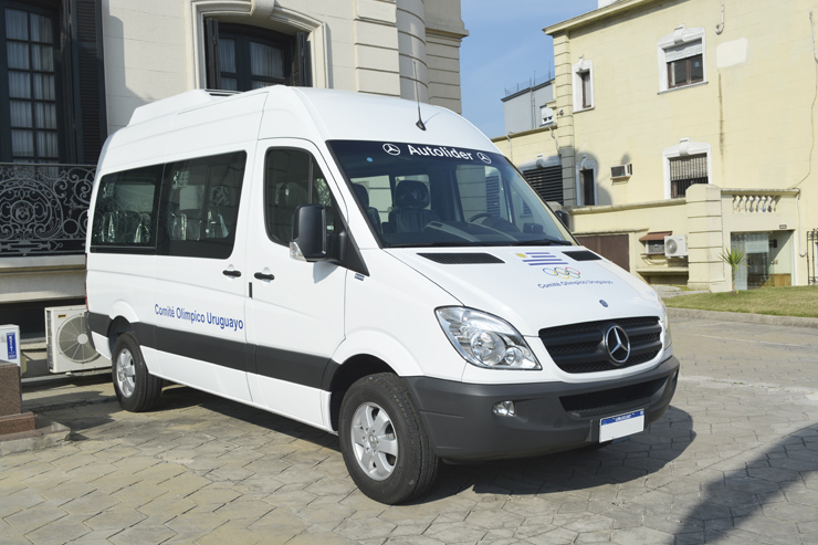 Mercedes-Benz entregó un Minibus Sprinter al Comité Olímpico Uruguayo