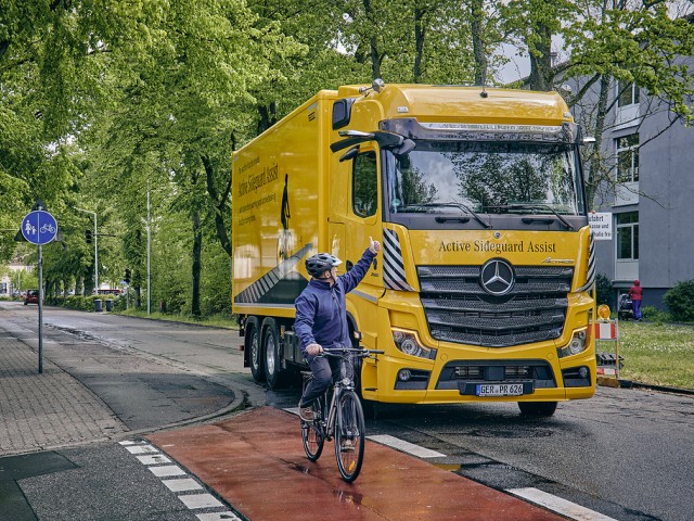 Un millón de asistentes de frenado de emergencia Active Brake Assist vendidos: Daimler Truck celebra un hito para la seguridad en camiones y autobuses