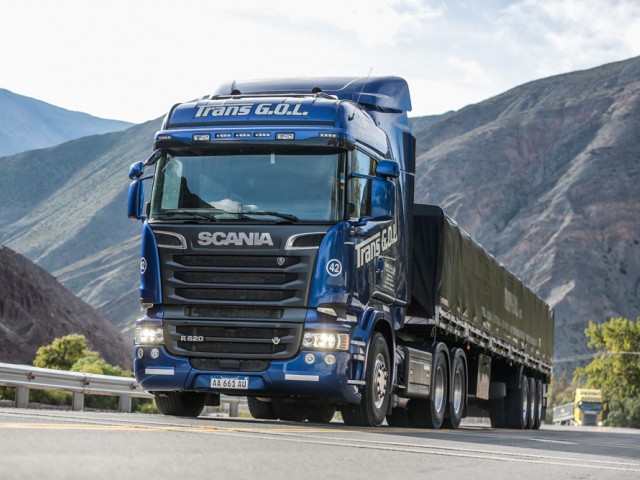 Un Scania sobre el cielo de América