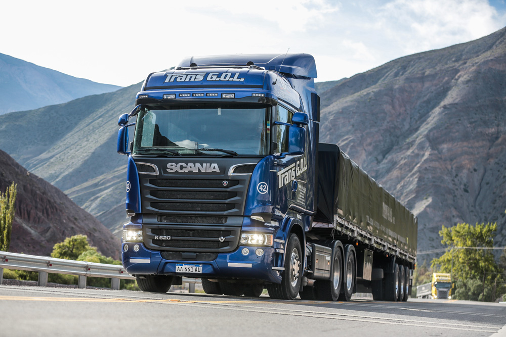 Un Scania sobre el cielo de América