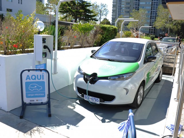 UTE y ANCAP inauguraron en Punta del Este el primer punto de recarga para autos eléctricos