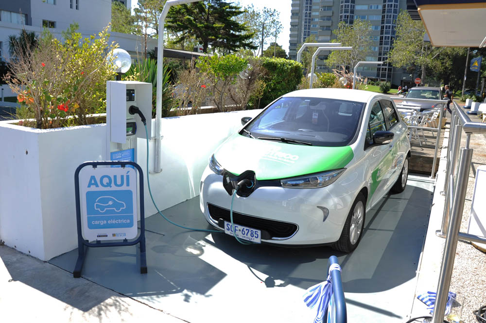 UTE y ANCAP inauguraron en Punta del Este el primer punto de recarga para autos eléctricos