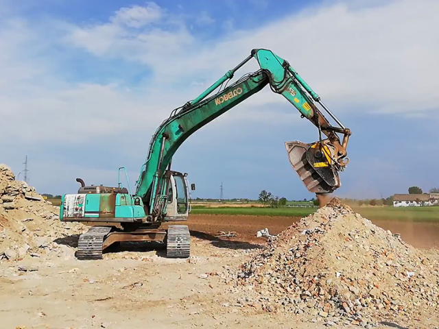 BF70.2_-_Kobelco_-_Hungary_-_recycling_-_demolition_waste