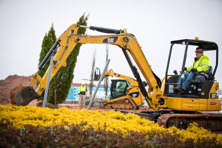 Miniexcavadora hidráulica CAT® 303E CR diseñada para un rendimiento óptimo en espacios confinados