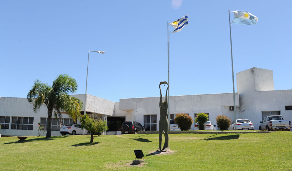 Autoridades de Comisión del Río Uruguay recorrieron obrador de firma que dragará pasos Montaña y Casa Blanca