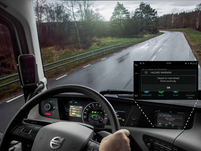 Los camiones y los automóviles se avisan entre ellos en la carretera: cooperación pionera entre Volvo Trucks y Volvo Cars