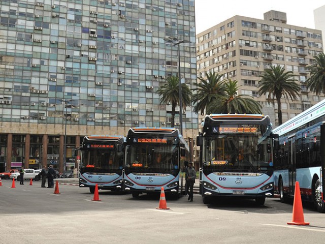 Movilidad sostenible: Lacalle Pou participó de presentación de ómnibus eléctricos