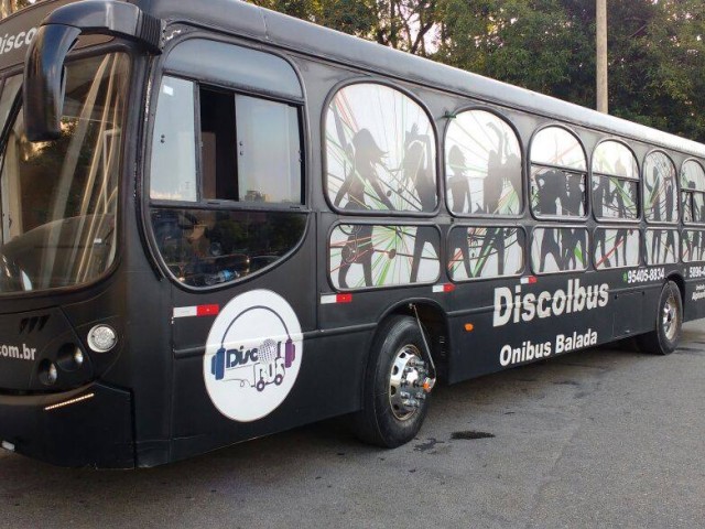 Listo para la fiesta: Volksbus adaptado circula por las calles de São Paulo