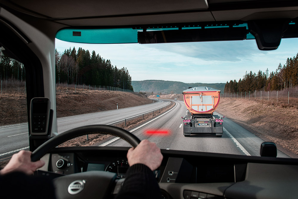 La nueva solución de seguridad de Volvo Trucks ayuda a los conductores a mantener la distancia