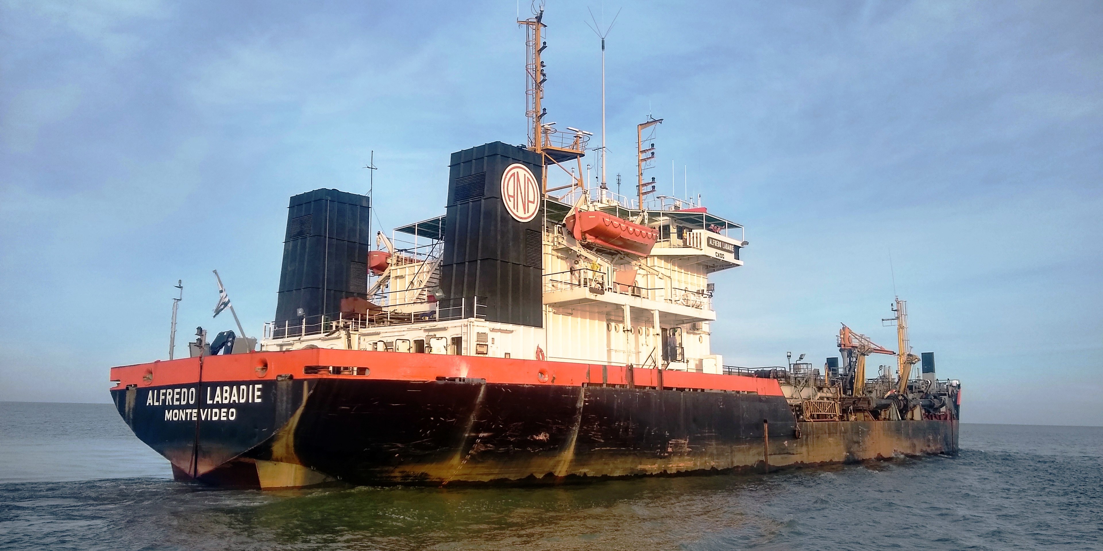 Se completó el nuevo balizamiento a -13 m del canal de acceso al puerto de Montevideo