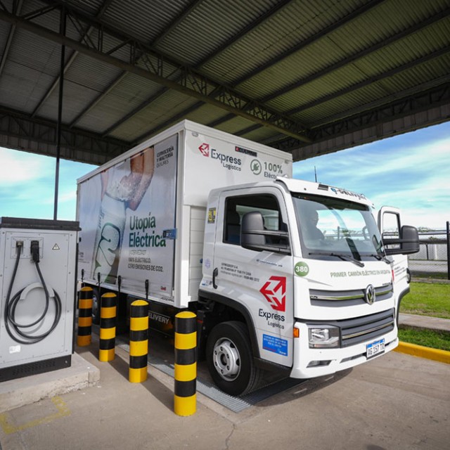 Volkswagen Camiones y Buses entrega el primer camión eléctrico de la Argentina a Cervecería y Maltería Quilmes