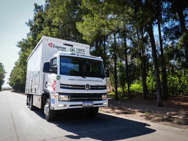 Entrega del primer camión Volkswagen 100% eléctrico de Argentina a Express Logística