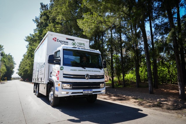 Entrega del primer camión Volkswagen 100% eléctrico de Argentina a Express Logística