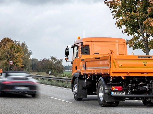 Vehículo de protección sin conductor para autopistas