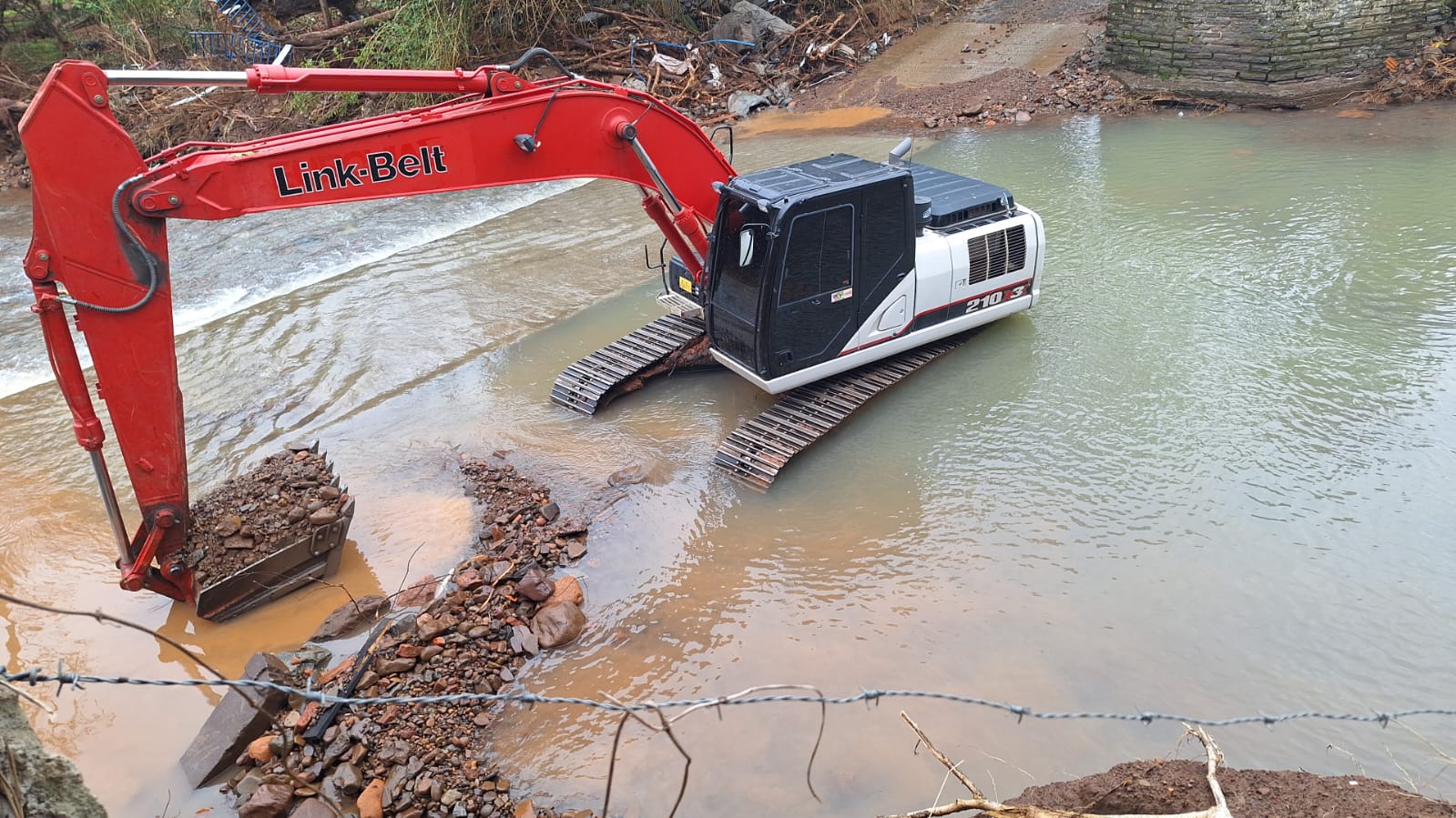 Excavadora y empleado de Link-Belt completan 1 mes trabajando en la reconstrucción de RS