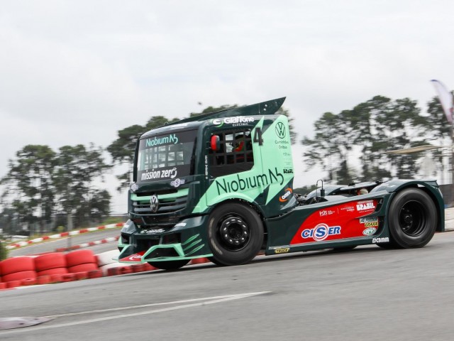 El primer camión de carreras eléctrico híbrido del mundo debuta en competición brasilera