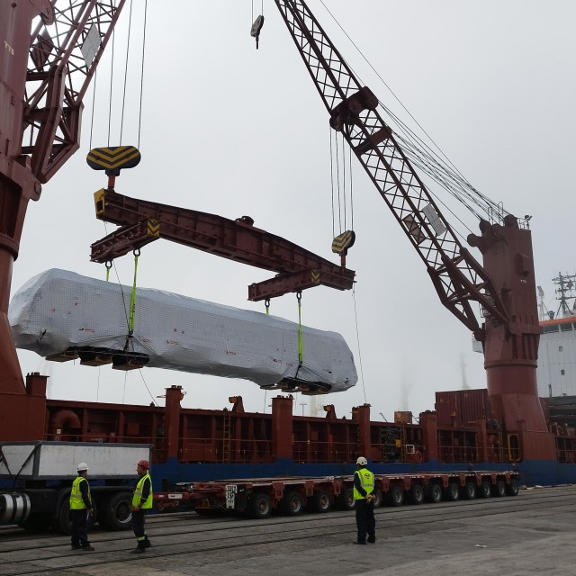 El buque “BBC Diamond" descargó 5 locomotoras con un peso de 114 toneladas cada una