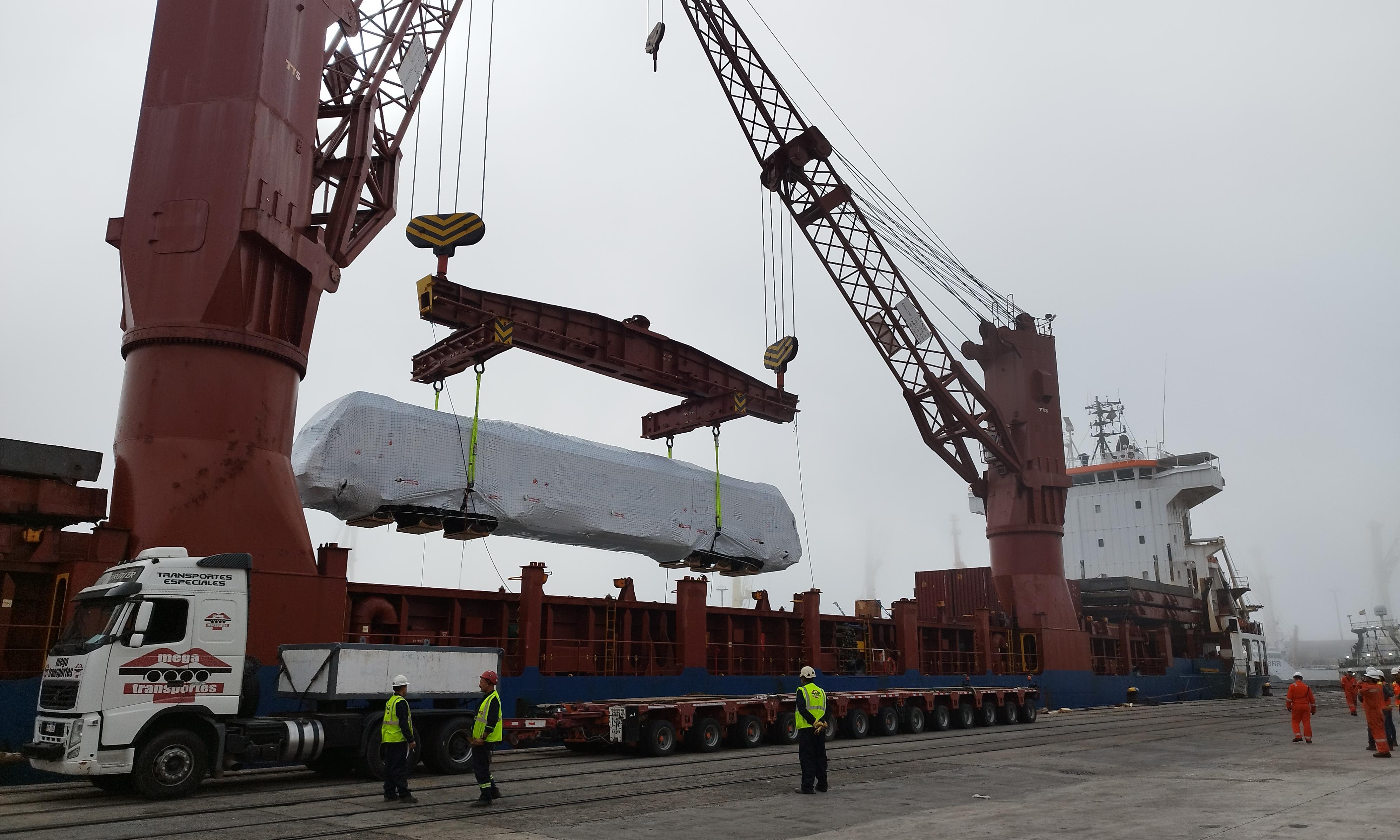 El buque “BBC Diamond" descargó 5 locomotoras con un peso de 114 toneladas cada una