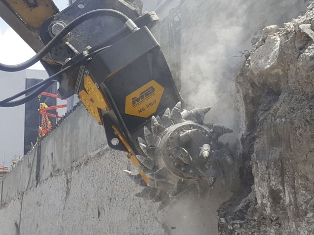 MB-R800_Cat_Demolition_Concrete_Mexico