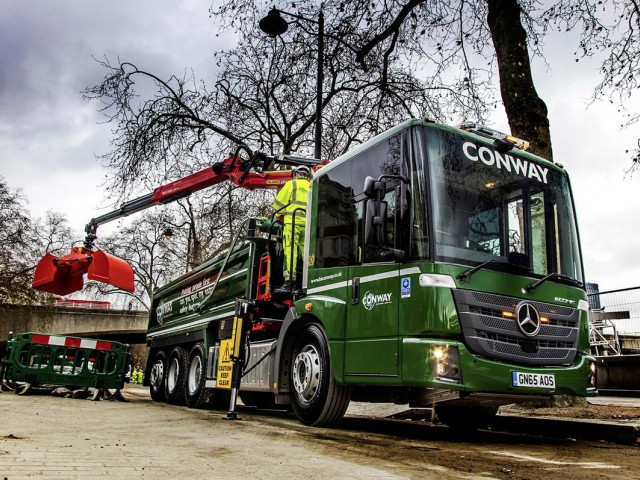 Seguridad para los peatones y ciclistas en el tráfico del centro de la ciudad de Londres: primer Mercedes-Benz Econic con el equipo de seguridad maximizada