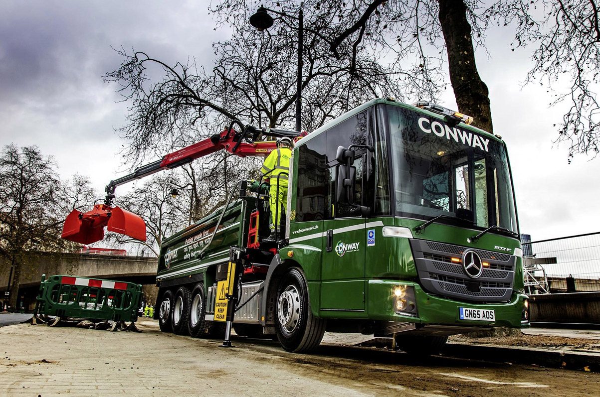 Seguridad para los peatones y ciclistas en el tráfico del centro de la ciudad de Londres: primer Mercedes-Benz Econic con el equipo de seguridad maximizada