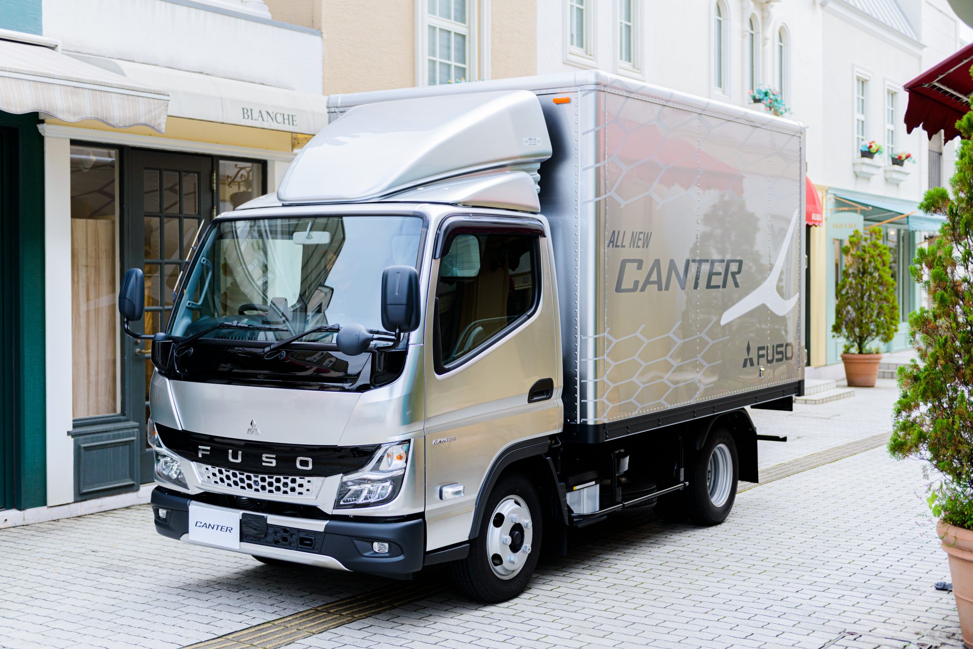 Mitsubishi Fuso estrena el nuevo camión Canter ligero en Japón