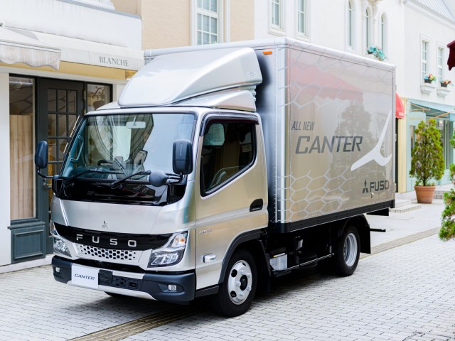 Mitsubishi Fuso estrena el nuevo camión Canter ligero en Japón