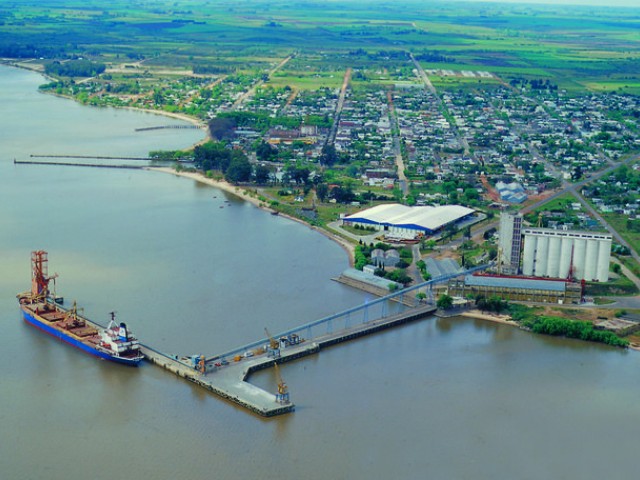 Tercera terminal flotante que operará en río Uruguay es acondicionada en Nueva Palmira