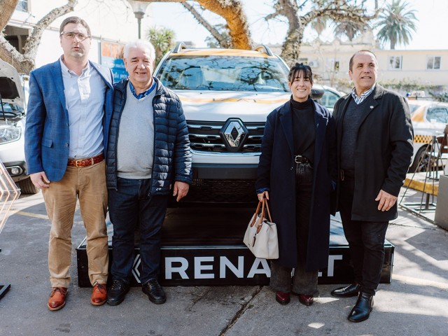 Renault firma acuerdo con Gremial Única del Taxi para la compra de 100 vehículos Duster