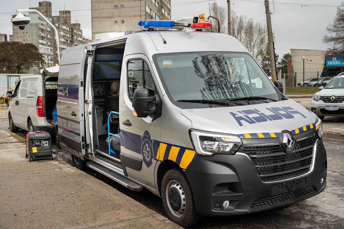 Ministerio del Interior presentó un Centro de Comando Móvil instalado en una Renault Master