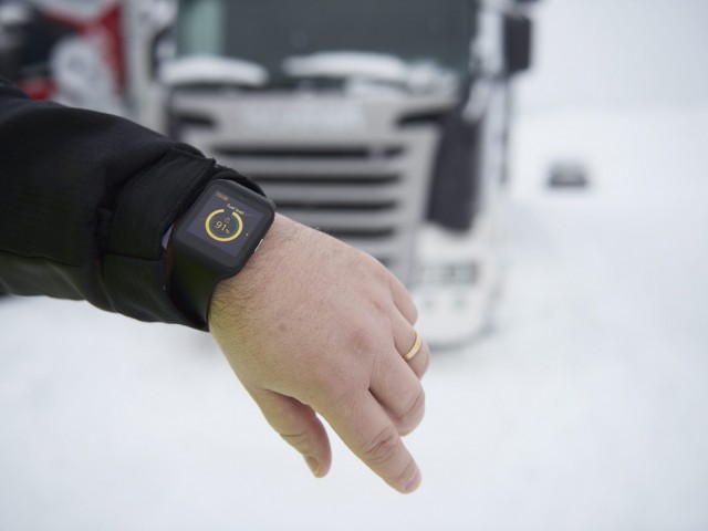 Scania_Black_Griffin_Smart_Watch_05