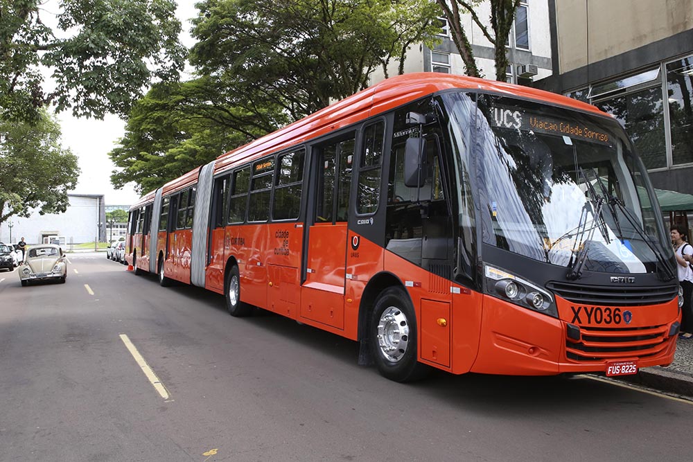 Scania entrega sus primeros autobuses bi-articulados en Brasil