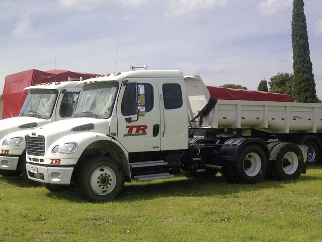 TR Srl. Transporte y Logística: Flota 100% Freightliner