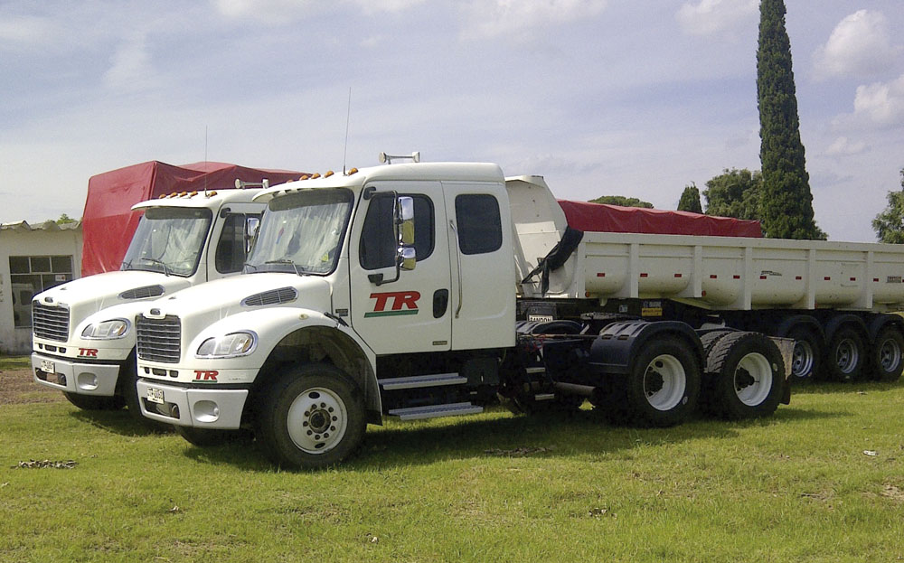 TR Srl. Transporte y Logística: Flota 100% Freightliner