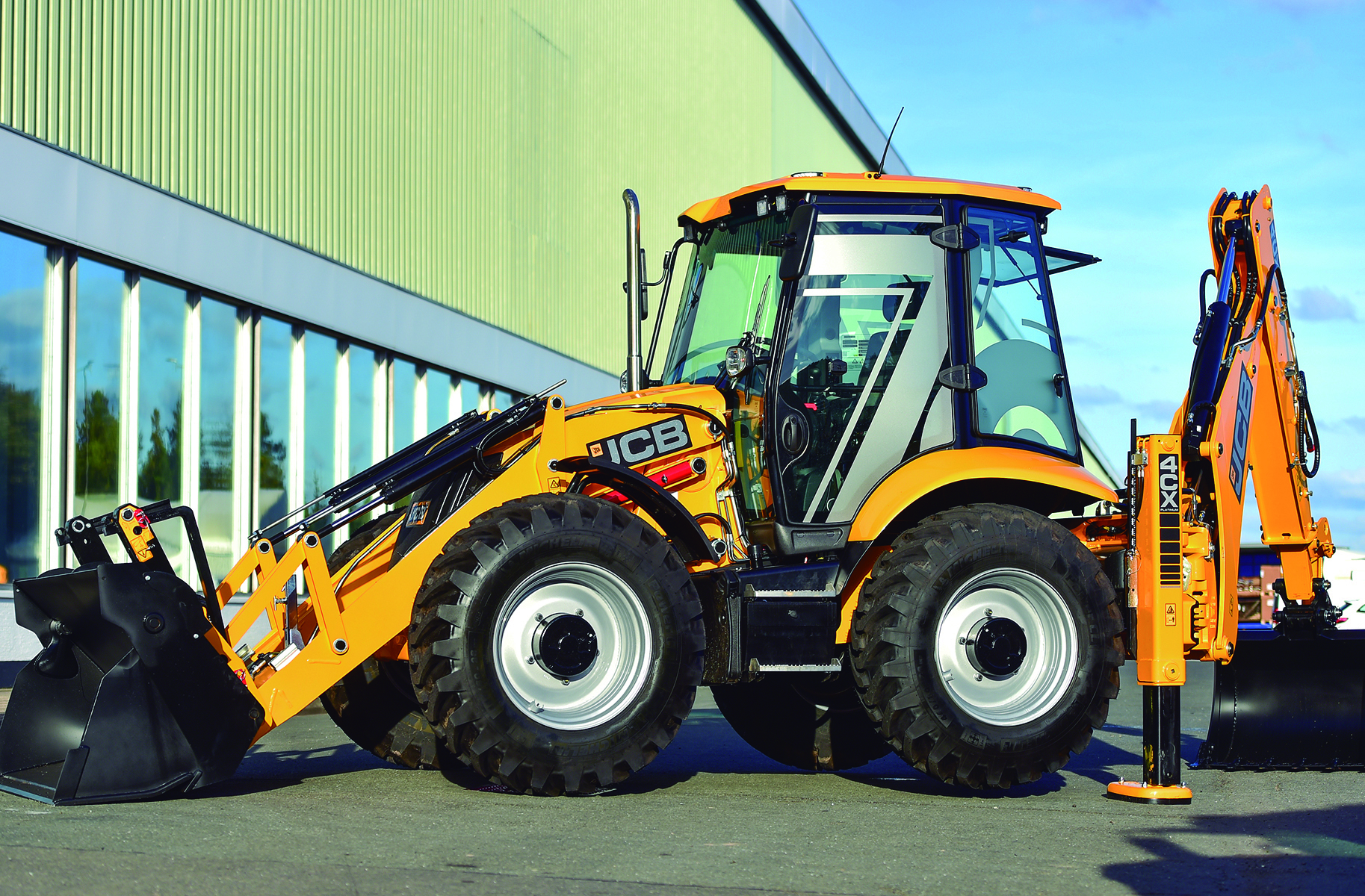 JCB celebra los 70 años de la invención y fabricación de la primera retroexcavadora del mundo, con su edición especial “Platinum JCB”