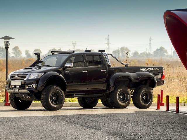 Toyota Hilux 6x6: interior personalizado por Overdrive