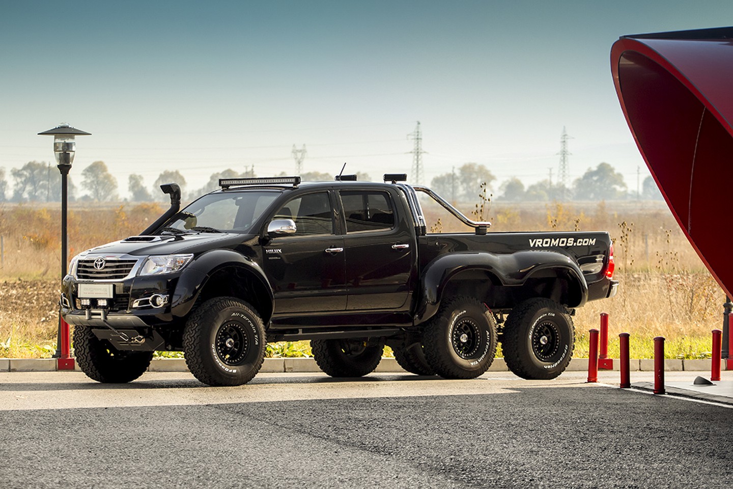 Toyota Hilux 6x6: interior personalizado por Overdrive