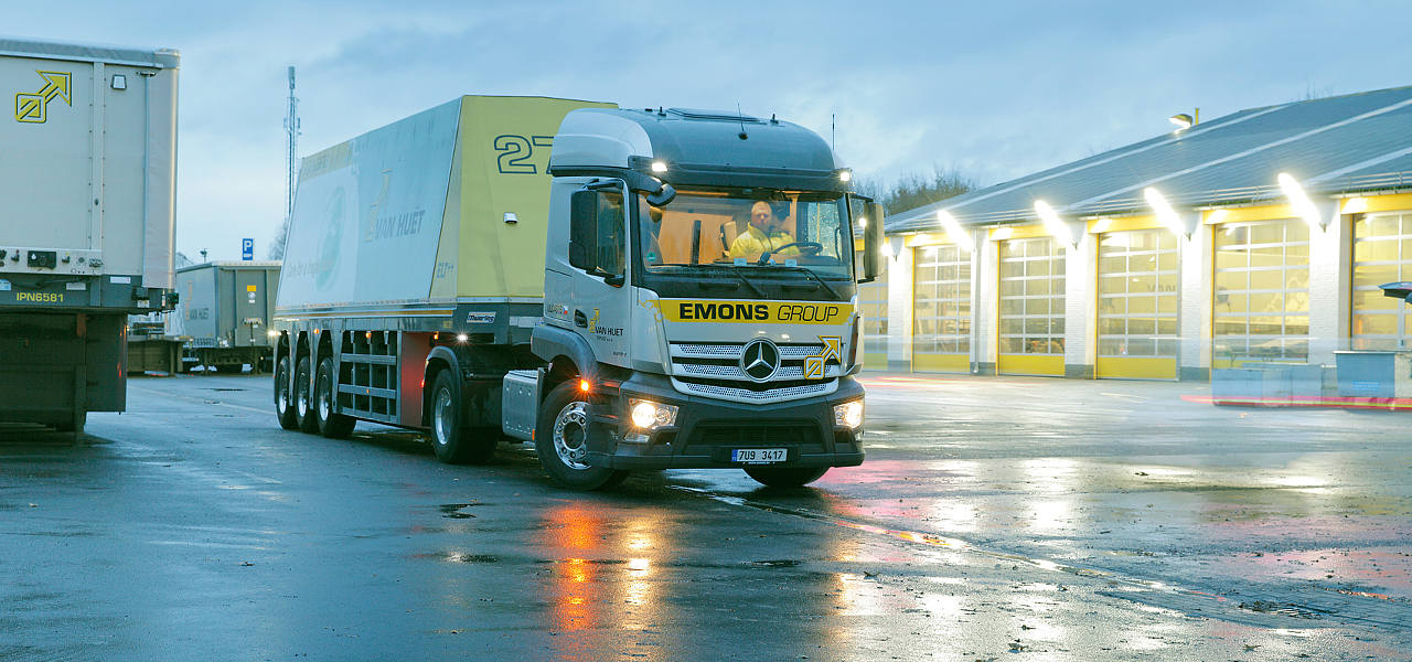 Transporte de vidrio en Emons con el Actros Loader