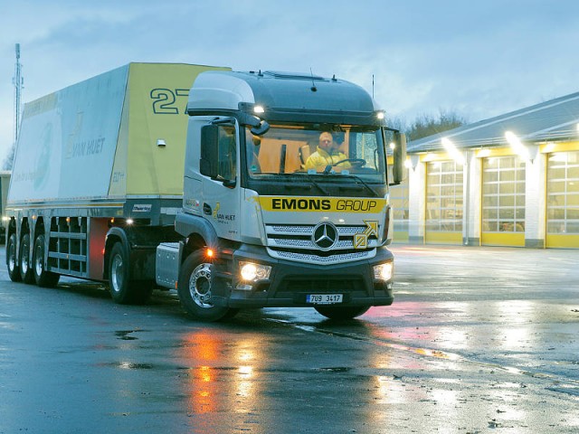 Transporte de vidrio en Emons con el Actros Loader