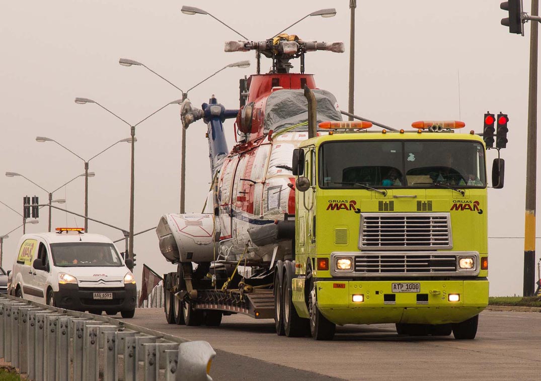 Grúas MAR realizó el traslado sin precedentes de dos helicópteros ambulancia