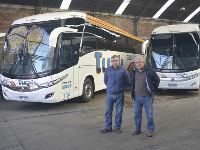 Javier Pons, Jefe de taller, y Ernesto López, integrante del Directorio de TURIL: “Buscamos que el  pasajero viaje seguro y  de forma confortable”