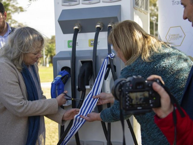 UTE inauguró dos puntos de carga para movilidad eléctrica y firmó acuerdos en San José